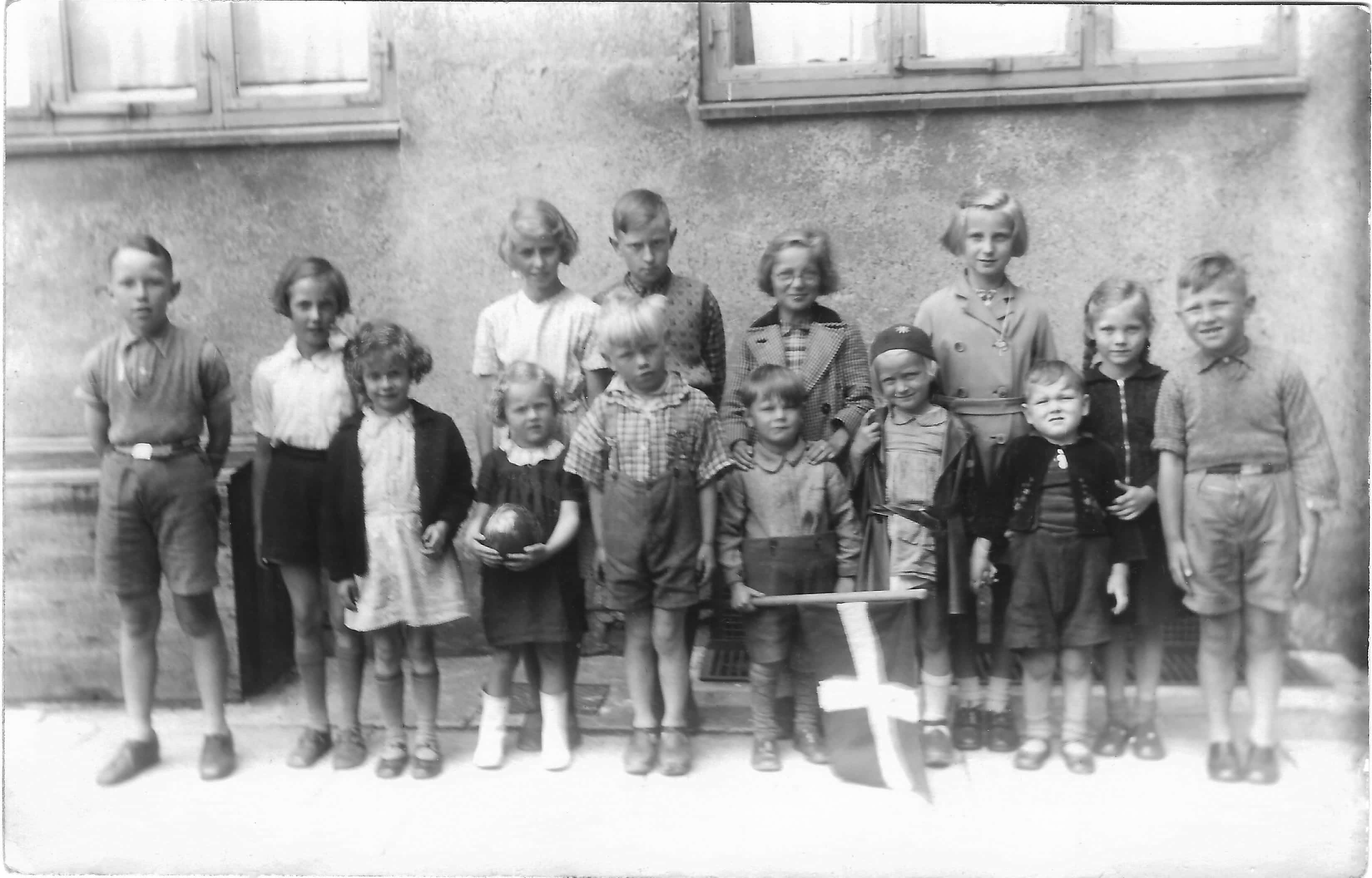 Børn i A/B Tjenestemændenes Byggeforenings gård omkring 1938