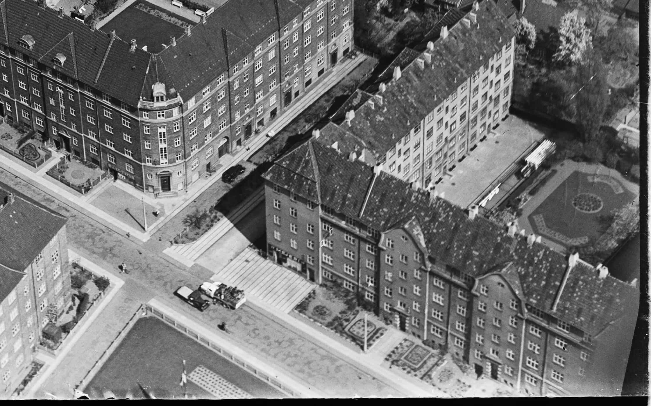 Luftfoto af A/B Tjenestemændenes Byggeforening 1950-1954. Ismejeriet ses på hjørnet ved opgang 29. Ophav: Kgl. Bibliotek, fotograf Svend Andersen.